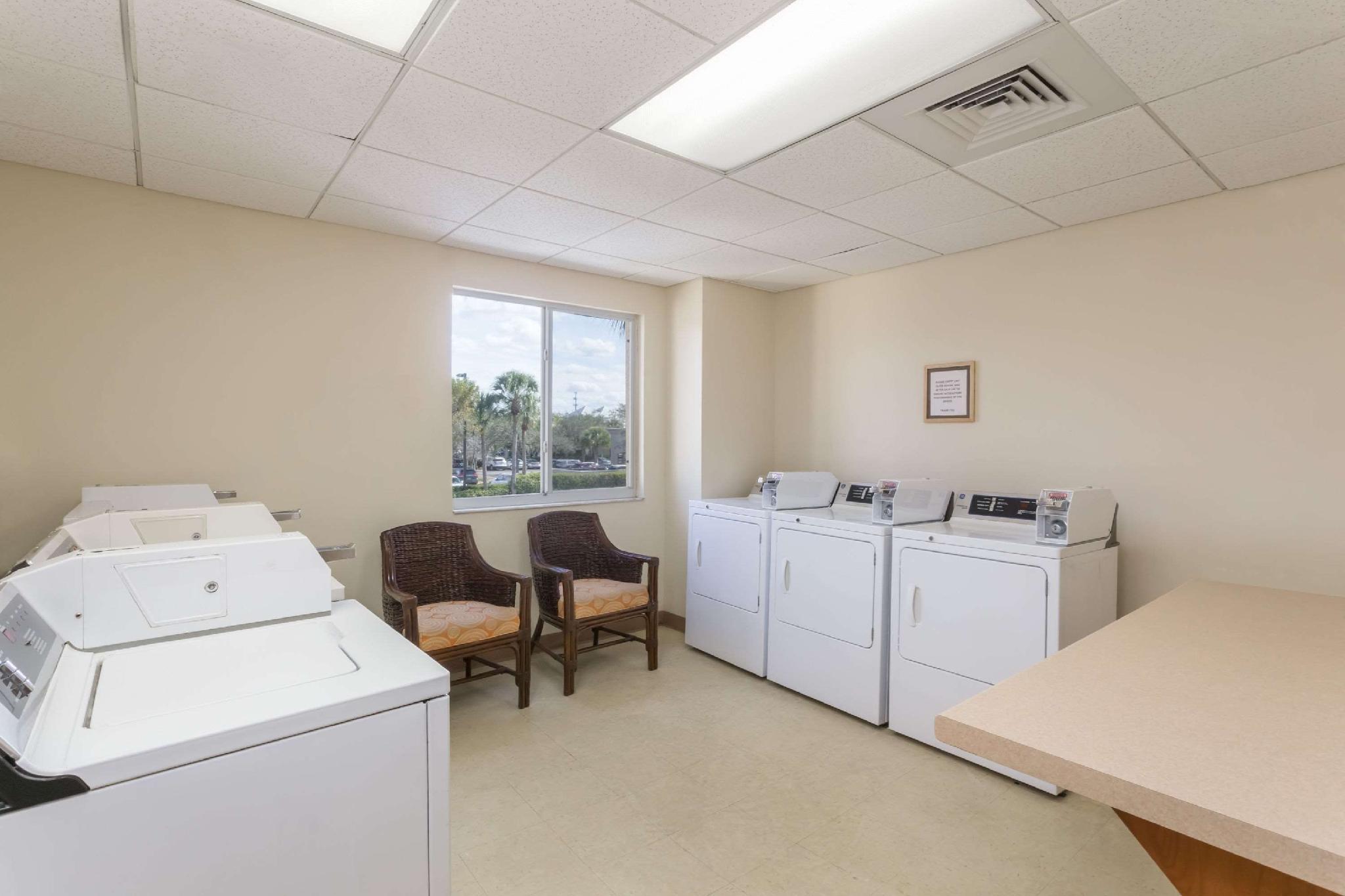 Hawthorn Extended Stay By Wyndham North Naples Eksteriør billede