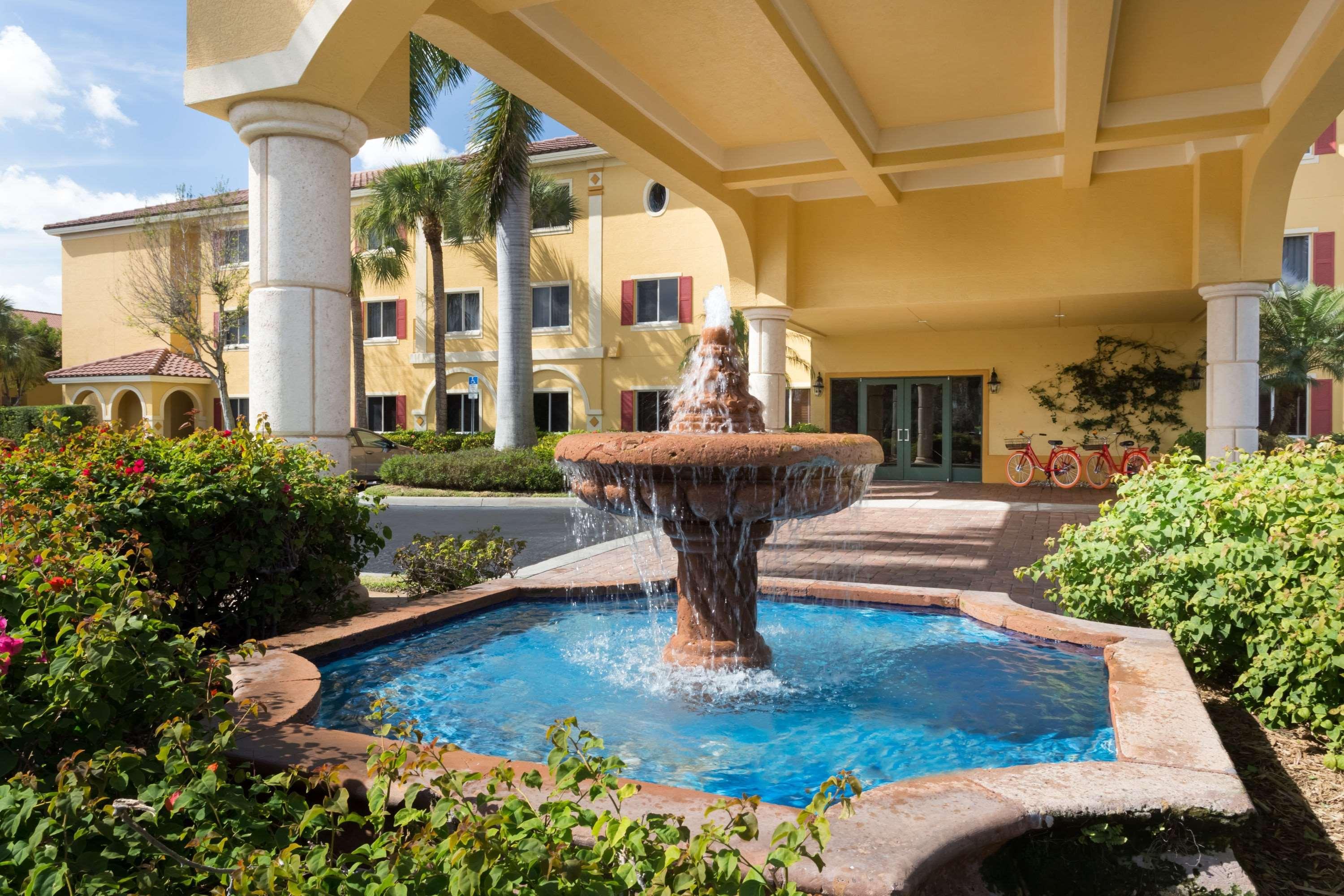 Hawthorn Extended Stay By Wyndham North Naples Eksteriør billede